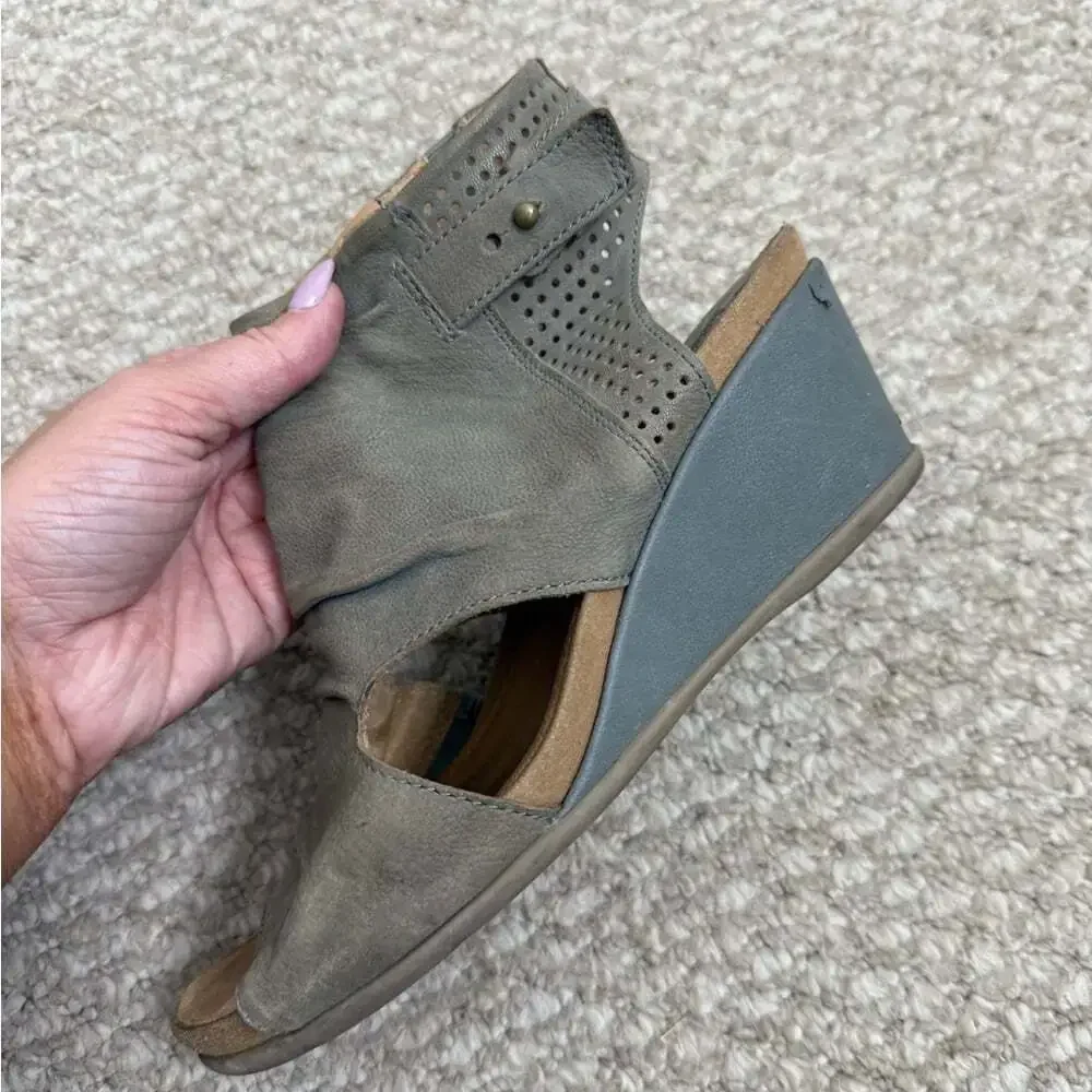 Earth Wedge Sandals Size 8.5 peep toe wedge heels